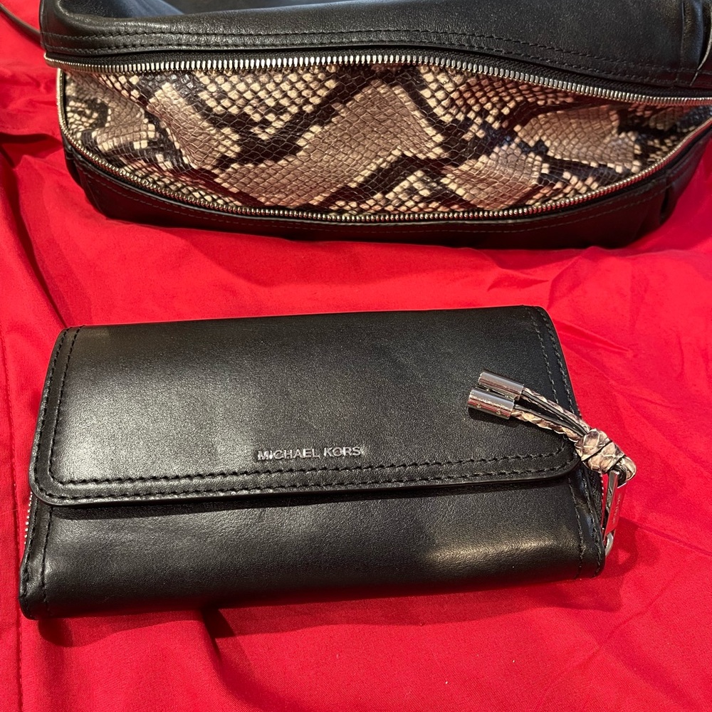Michael Kors leather bag with matching wallet set. Cute bag for any occasion. - Picture 10 of 16